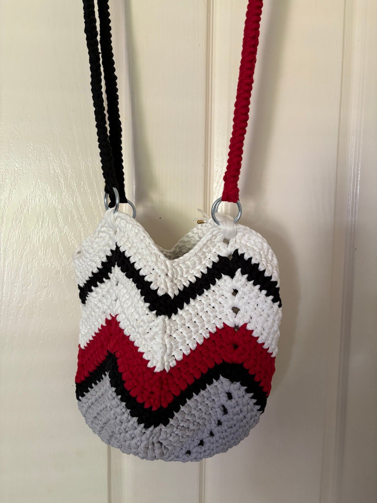 Crochet Meadow Shoulder Bag - Red Grey